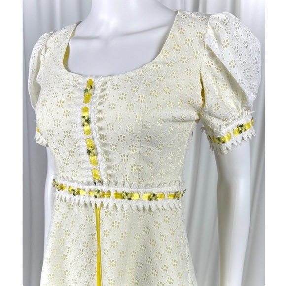 Vintage 1960’s Eyelet Floral Lace Maxi Dress in White + Yellow • Gown - XS/S - Picture 5 of 9